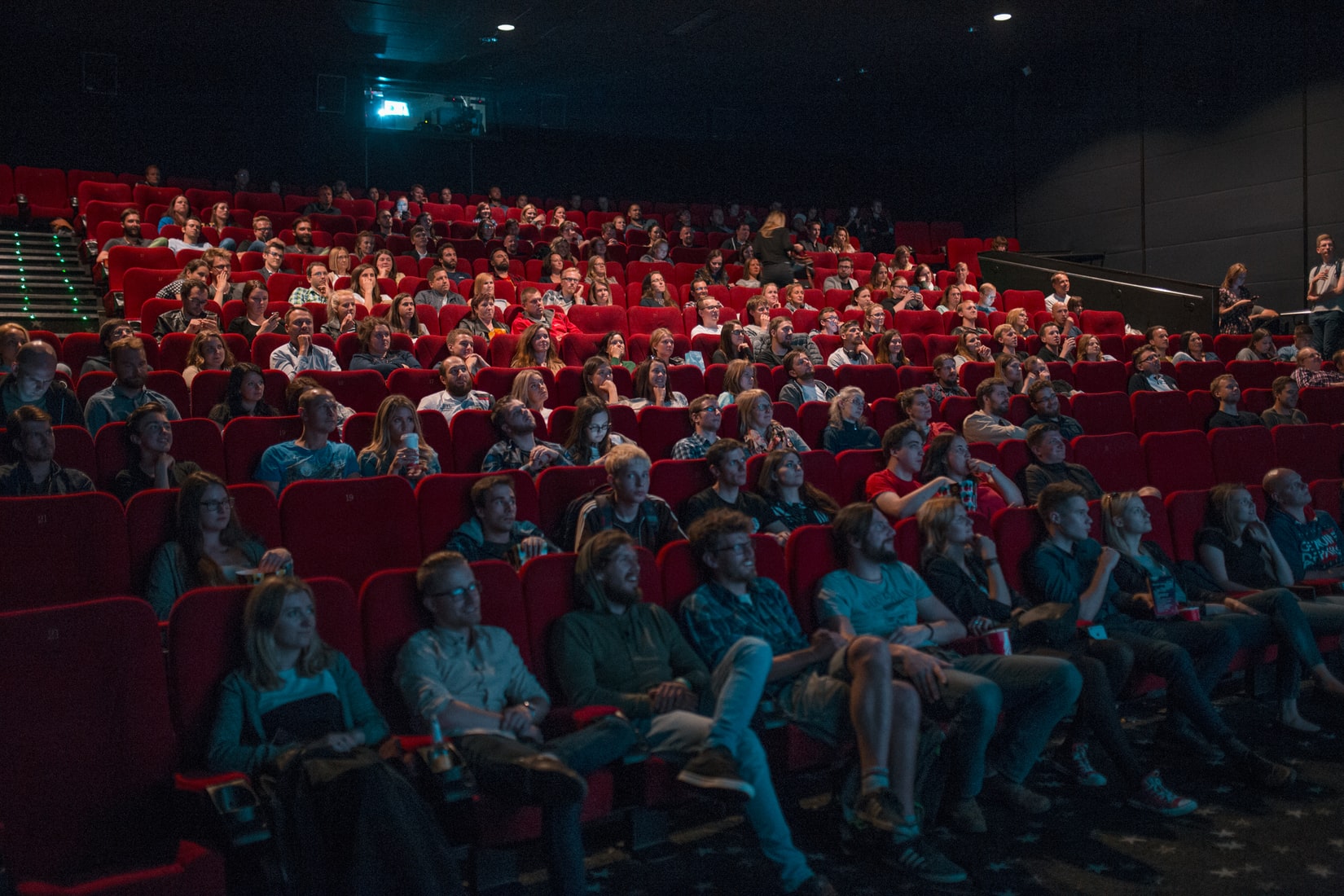 映画館で鑑賞する人々