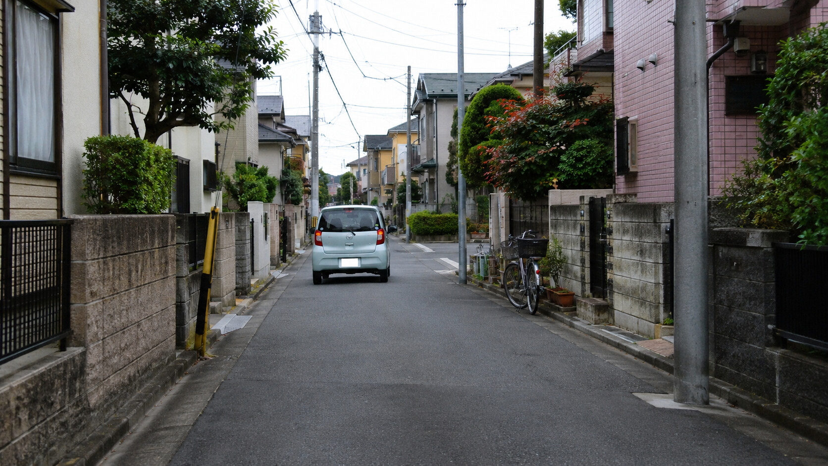 【9月1日】生活道路の法定速度が「60km/h→30km/h」に半減！知らずに走ると速度超過も…対象道路を確認